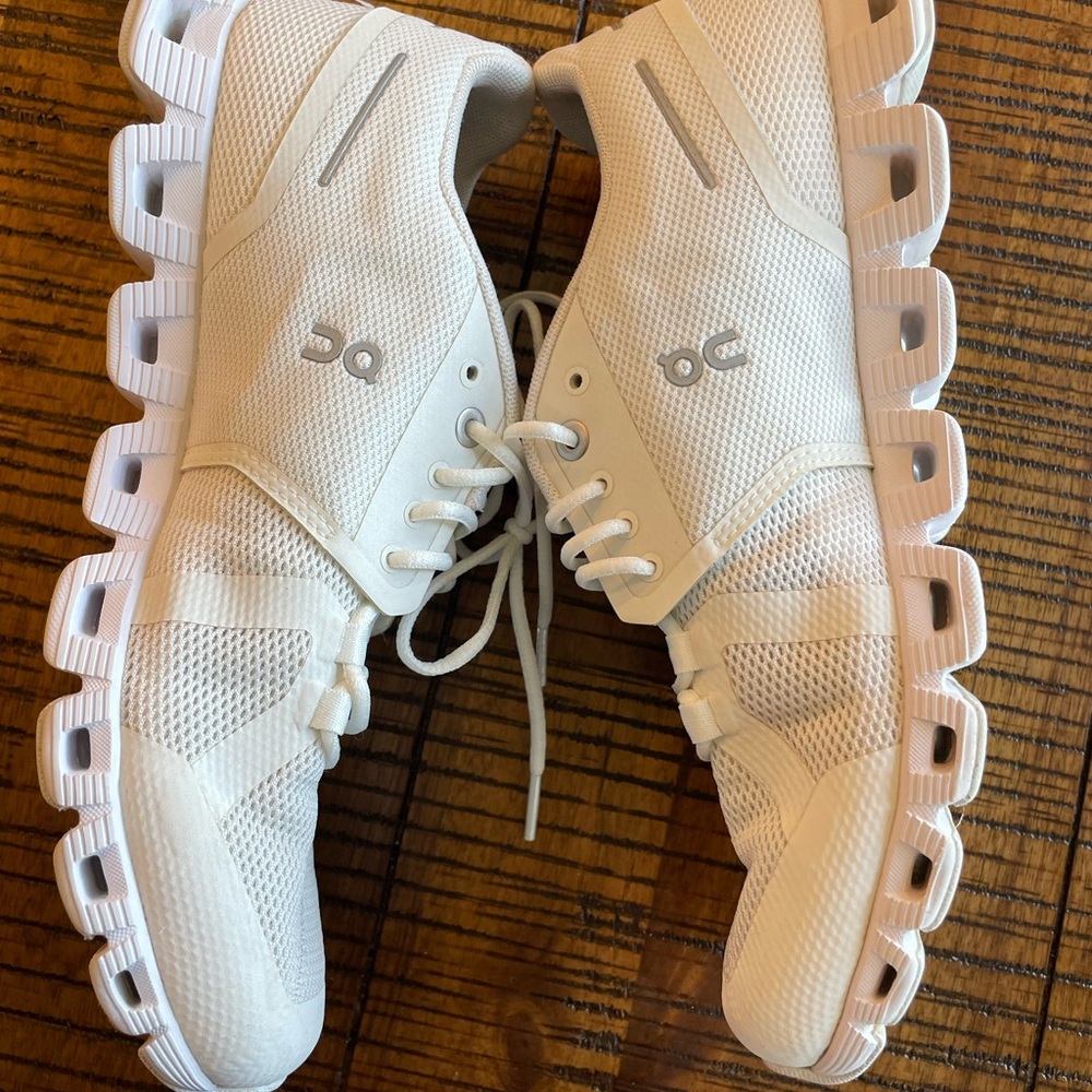 On running cloud shoes